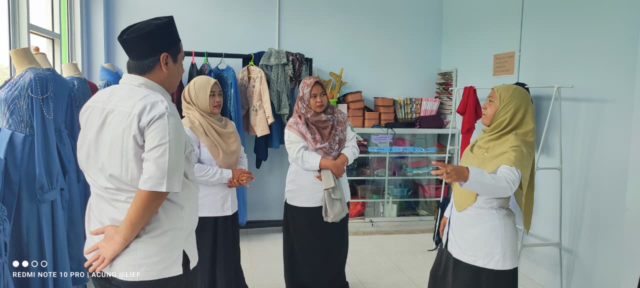 Pengawas SMK Cabang Dinas Pendidikan Wilayah Jember Laksanakan Supervisi dan Pembinaan Pengembangan Usaha Kreatif di SMK Syarifuddin